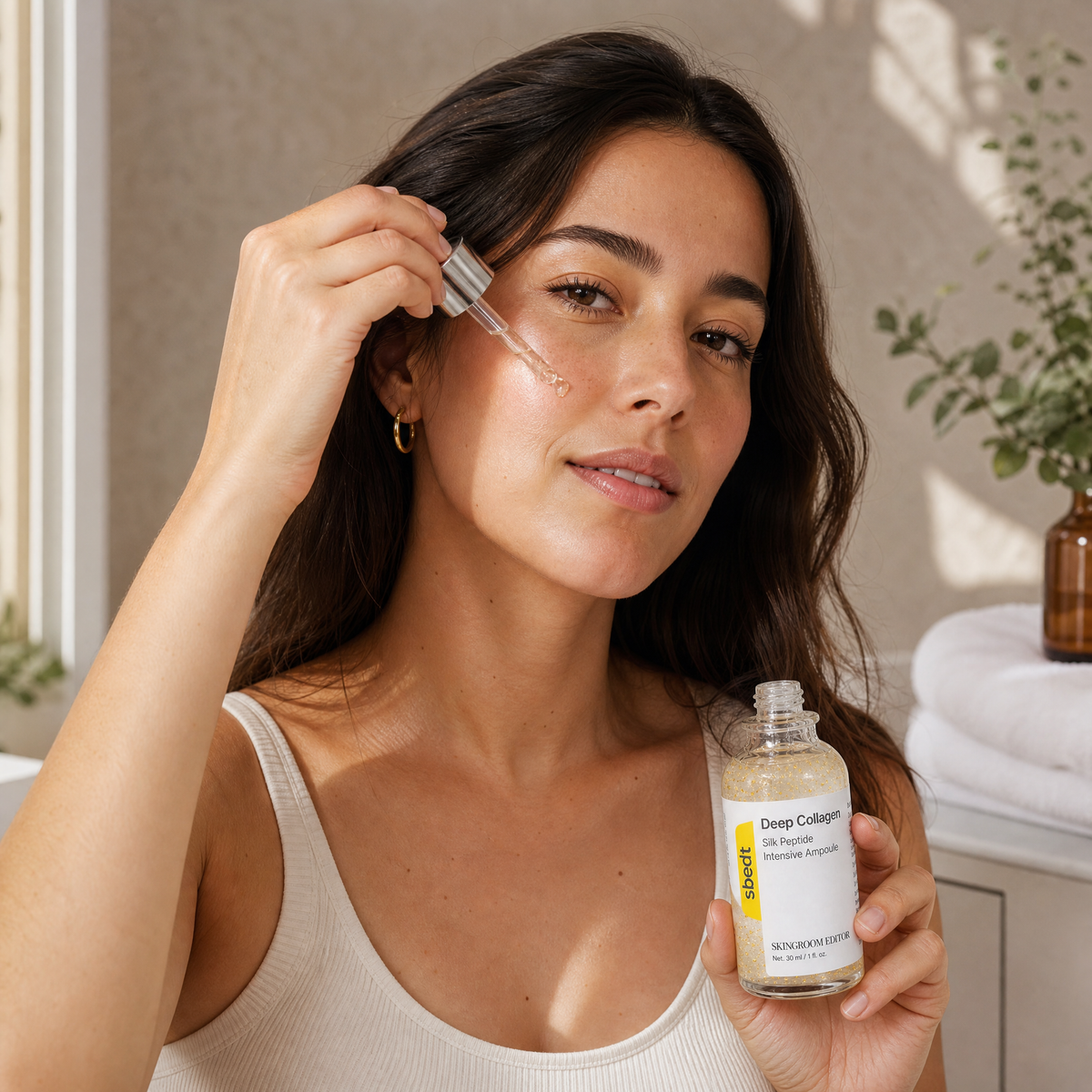 Mujer aplicándose el sérum Deep Collagen en el rostro (imagen referencial)